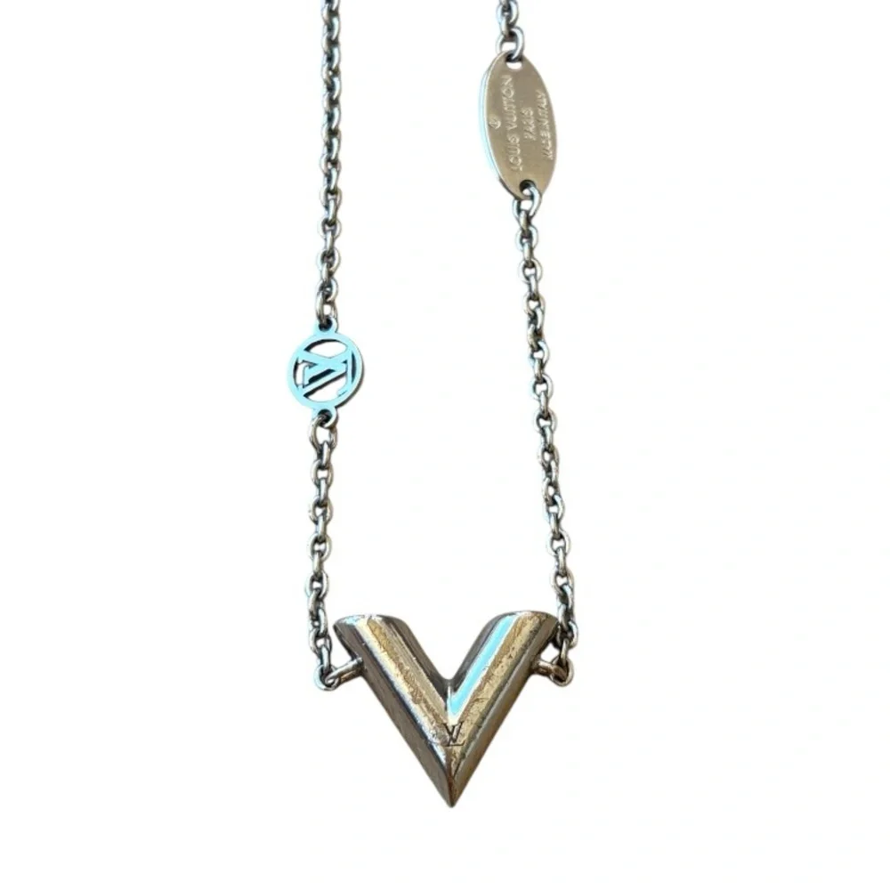 Louis Vuitton Essential V Bracelet - Picture 4 of 6